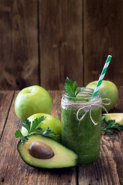 Smoothie vert sain avec avocat et pomme verte