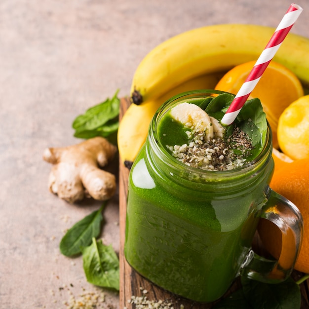 Smoothie vert sain avec des épinards dans un bocal en verre