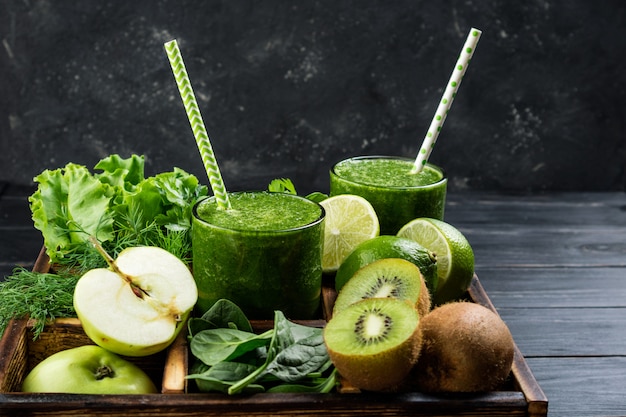 Smoothie vert sain avec des ingrédients fruits et légumes