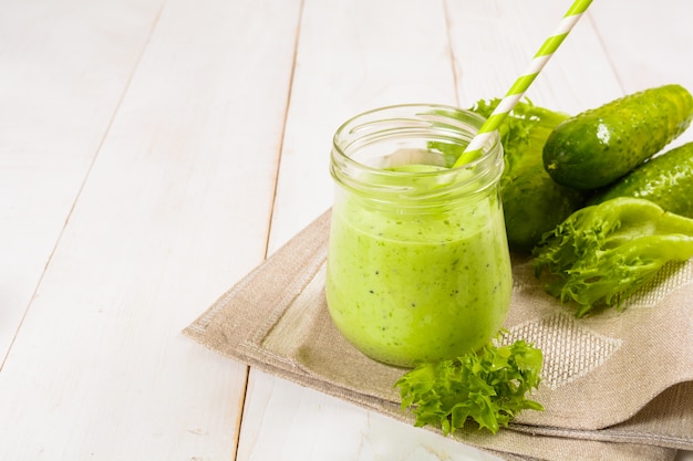 Smoothie vert sain en pot avec concombre, salade et épices