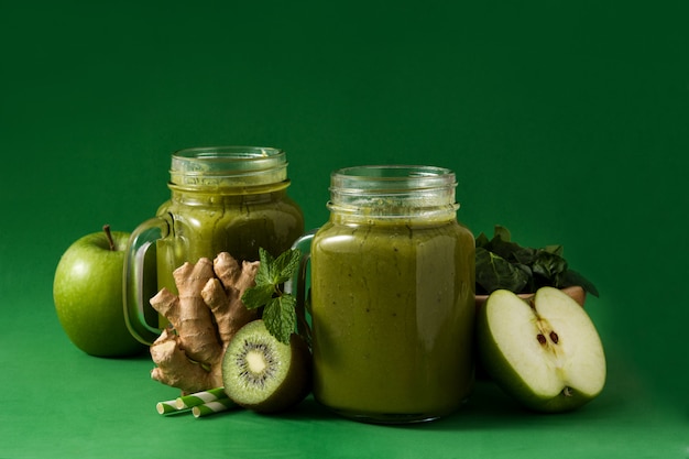 Smoothie vert sain en pot