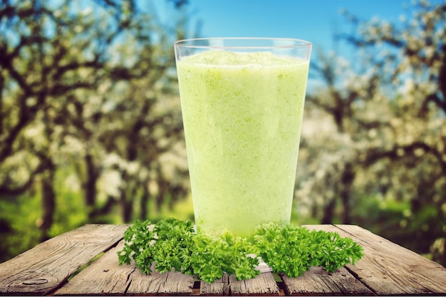 Smoothie vert sain sur table en bois