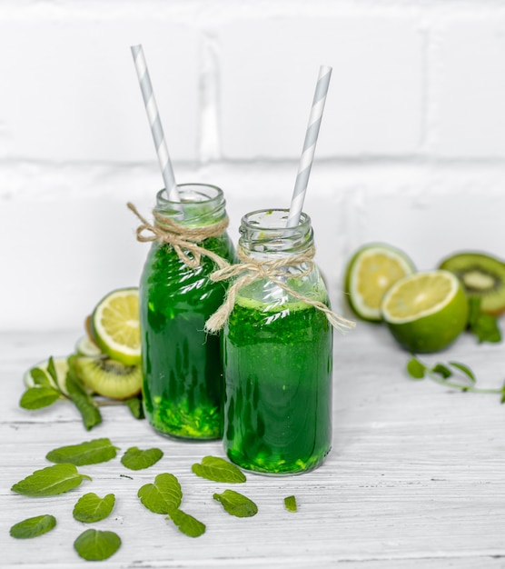 smoothie vert sur une surface blanche