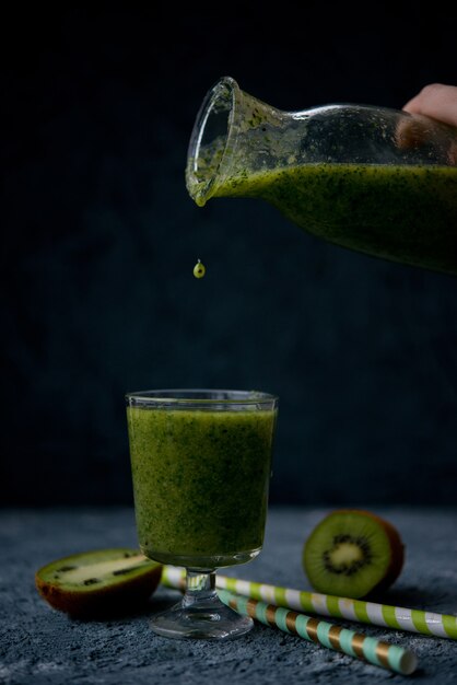 Smoothie vert végétarien aux pailles