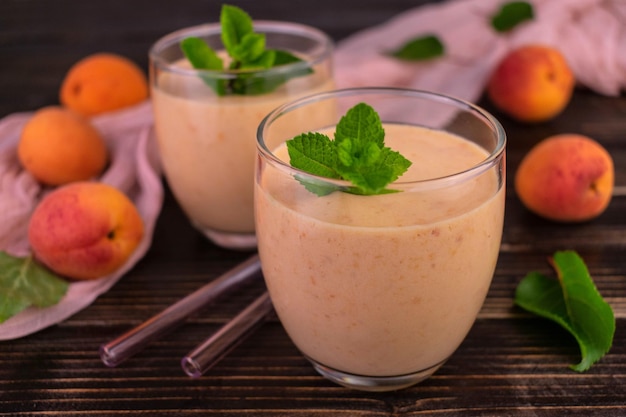 Smoothies d'abricots frais sur fond sombre.mise au point sélective.