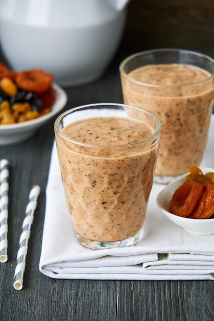 Smoothies au yaourt aux fruits secs sur une table en bois