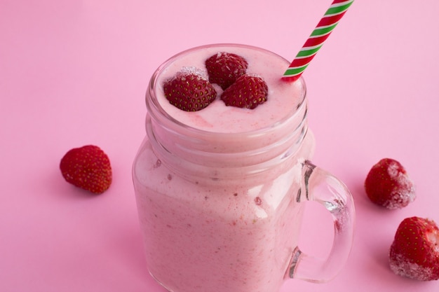 Smoothies au yogourt et aux fraises glacées