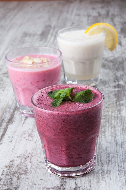 Smoothies aux baies et aux fruits lumineux sur fond blanc