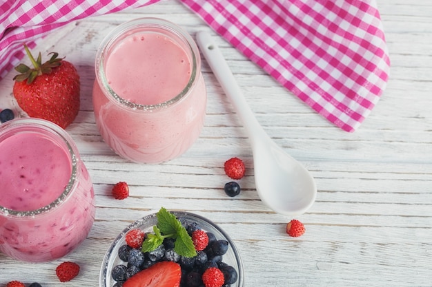 Smoothies aux baies et fruits