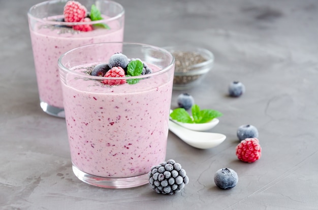 Smoothies Aux Baies De Graines De Chia Au Yogourt Et Baies Congelées