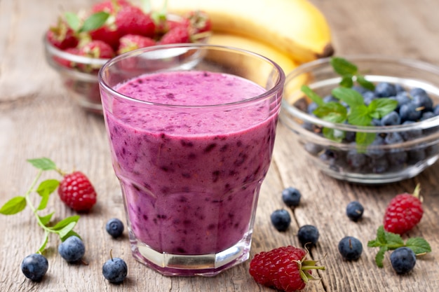 Smoothies aux bleuets et aux framboises