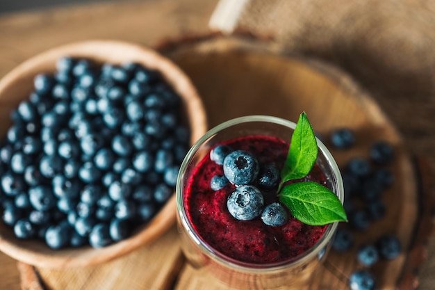 Smoothies aux bleuets juteux frais dans le verre Fond simple Alimentation saine Detox Lifestyle