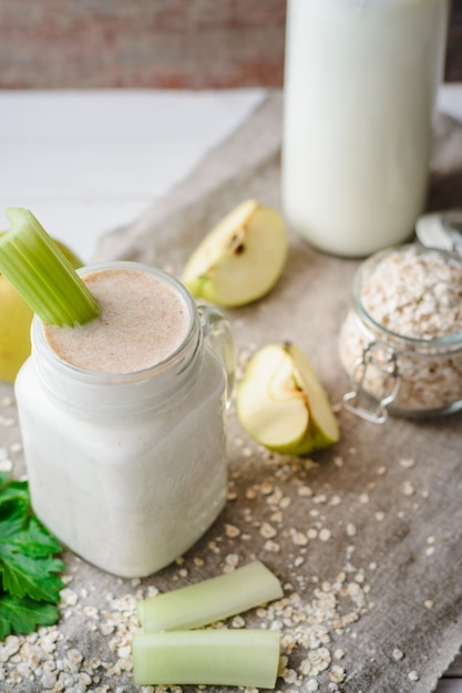 Smoothies aux flocons d&#39;avoine, pomme et céleri