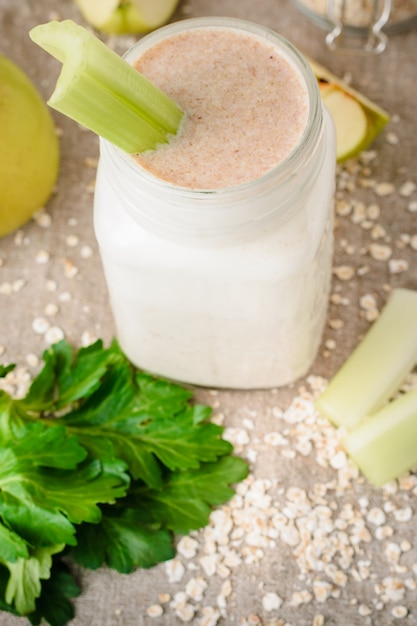 Smoothies aux flocons d&#39;avoine, pomme et céleri