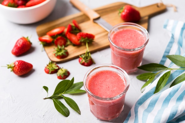 Photo smoothies aux fraises à angle élevé dans des verres