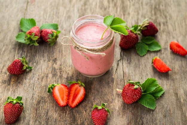 Smoothies aux fraises en verre sur fond de bois. Vue de dessus. Copier l'espace