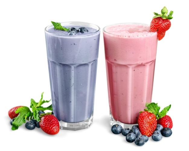 Smoothies aux fruits avec des baies isolés sur blanc