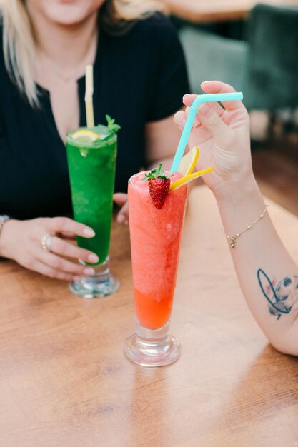 Smoothies aux fruits colorés d'été ou congelés. Concept de boisson saine et détox.