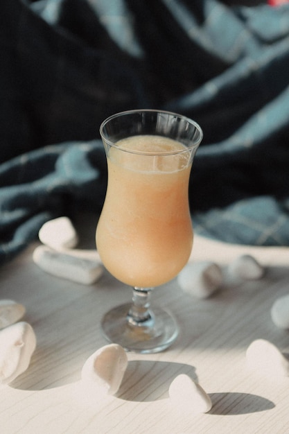 Smoothies aux fruits colorés d'été ou congelés. Concept de boisson saine et détox.