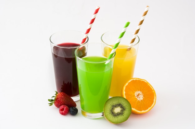 Smoothies aux fruits frais en verre isolé sur une surface blanche