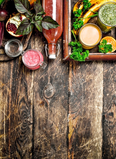 Smoothies aux fruits, légumes et baies frais.