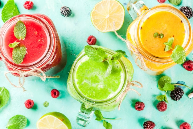 Smoothies aux fruits et légumes colorés