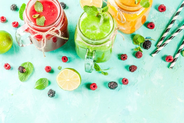 Smoothies aux fruits et légumes colorés