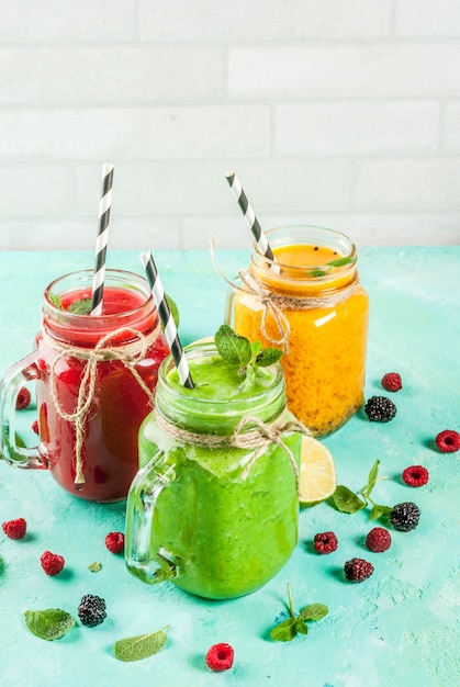 Smoothies aux fruits et légumes colorés