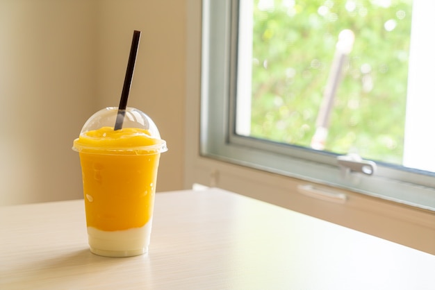 smoothies aux fruits à la mangue fraîche avec verre de yaourt