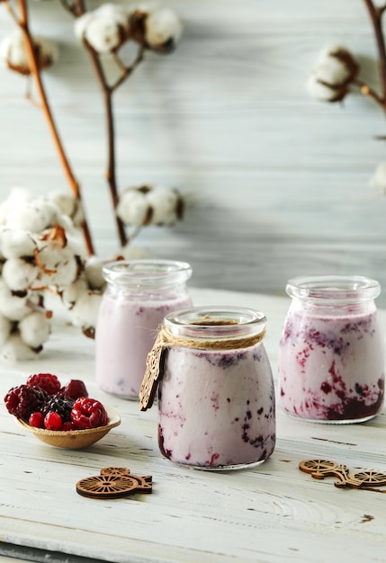 Smoothies aux mûres, framboises et groseilles