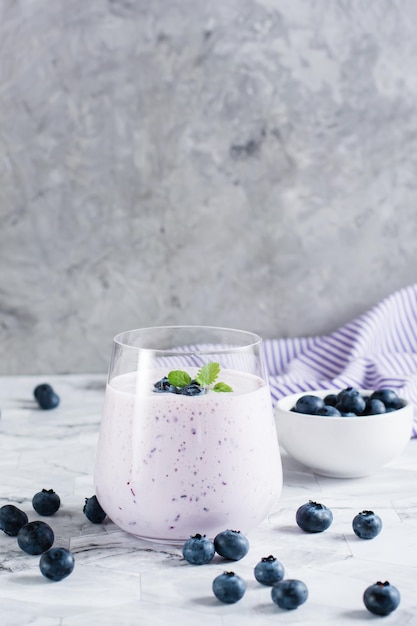 Smoothies aux myrtilles et à la menthe dans un verre d'aliments de régime biologique antioxydant Vue verticale