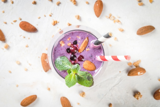 Smoothies aux petits fruits avec granola