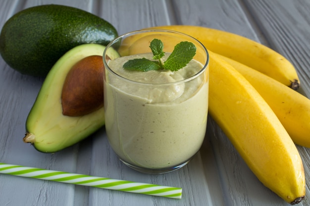 Smoothies à l'avocat et à la banane sur bois gris