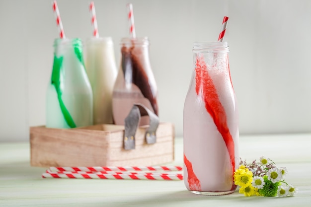 Smoothies à base de fraises fraîches sur table en bois