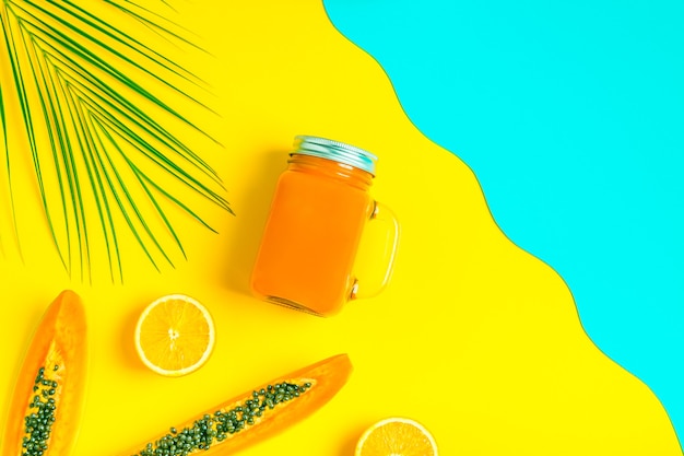 Smoothies / cocktail / jus sur un pastel lumineux, concept d'été.