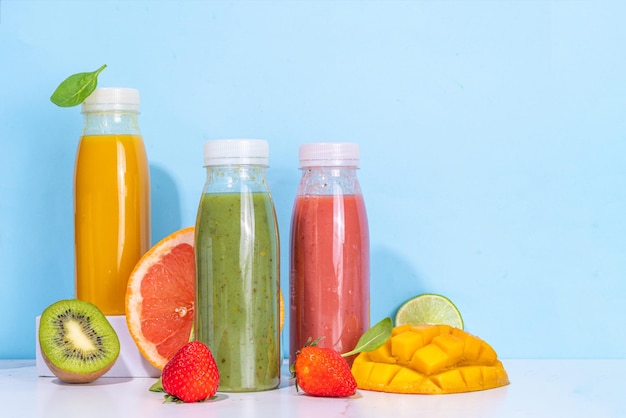 Des smoothies colorés dans des bouteilles en verre