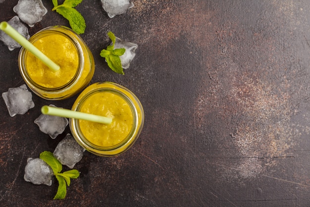 Smoothies de désintoxication végétale verte dans un pot, vue de dessus, fond sombre. Concept de mode de vie sain.