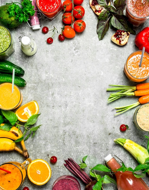 Smoothies d'été aux fruits et légumes frais.