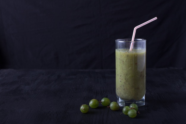 Smoothies frais de groseille dans un verre de styot sur un tableau noir