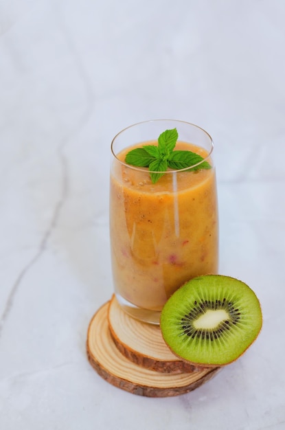 smoothies frais et sains dans des verres à base de pêche, de banane et de baies à la menthe. boisson détox, régime