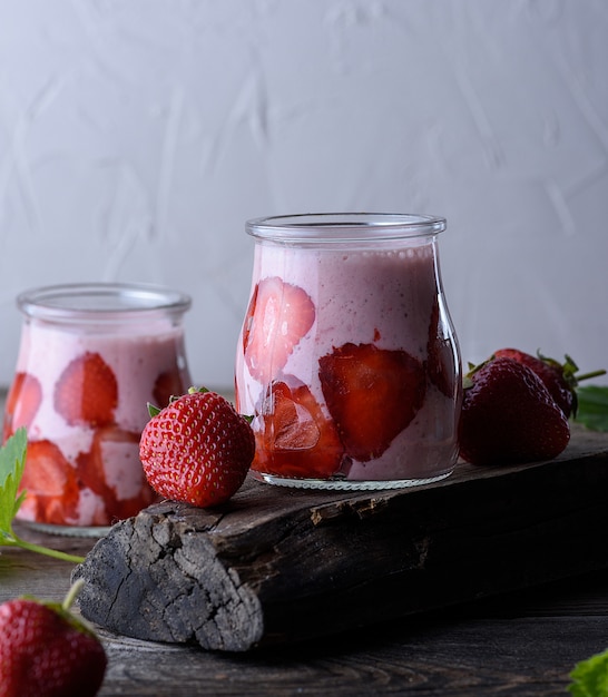 Smoothies de fraises fraîches et de yaourt dans un bocal en verre