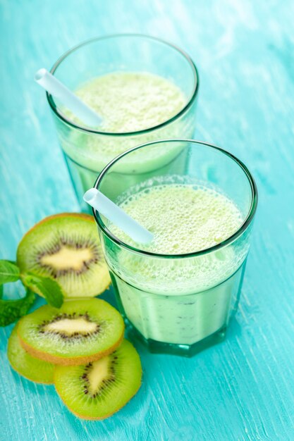 Smoothies Kiwi en verre sur table en bois