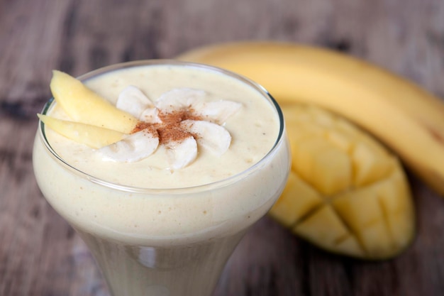 Smoothies de mangue et banane au yaourt