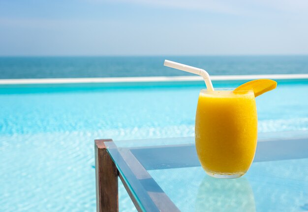 smoothies à la mangue avec piscine et mer