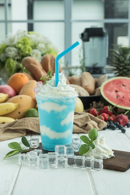 Smoothies à la menthe avec de la crème fouettée.