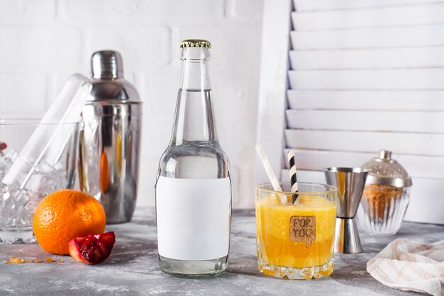 Smoothies orange dans le verre sur fond blanc en bois