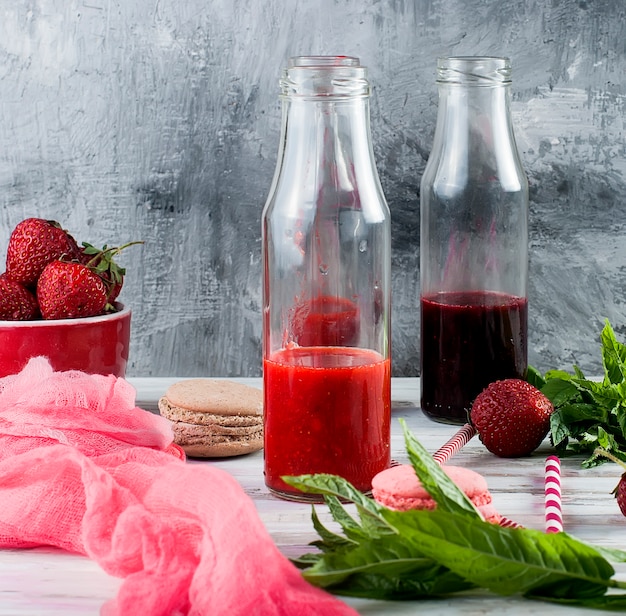 Smoothies rafraîchissants à la fraise et à la myrtille