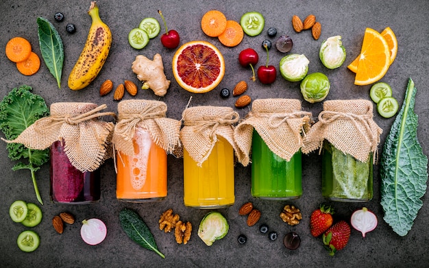 Smoothies sains colorés sur fond de bois