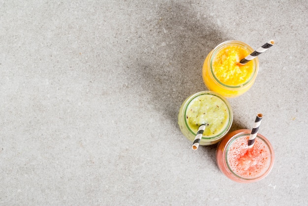 Photo smoothies tropicaux faits maison dans des bocaux