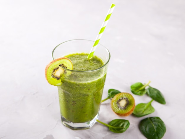 Smoothies Vert. Boisson rafraîchissante en été.